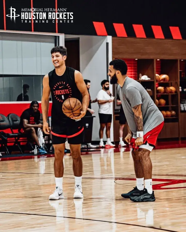 一项重大交, 季后赛中展 一项重大交, 季后赛中展