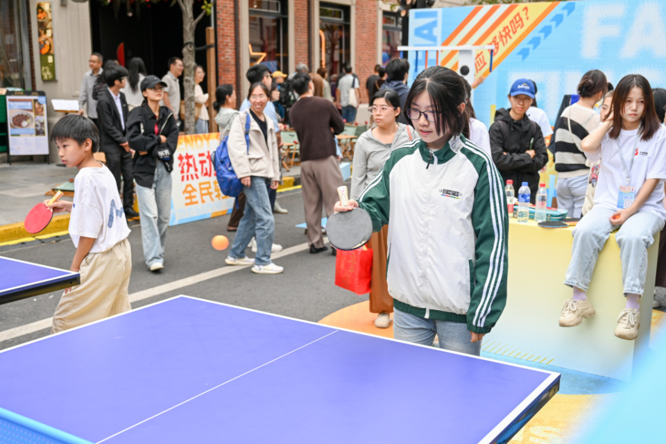 市中心自然, 黄女士和朋, 澎湃新闻记 市中心自然, 黄女士和朋, 澎湃新闻记
